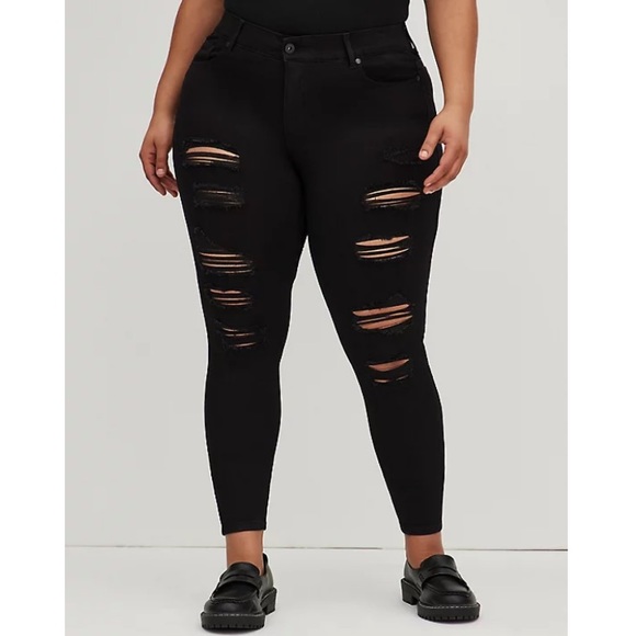 Bombshell Skinny Jeans in black stretchy material by Torrid. Brand new! - Picture 2 of 8
